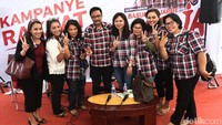 Cawagub DKI Djarot Saiful Hidayat menggantikan Basuki Tjahaja Purnama (Ahok) untuk menerima aduan dan dukungan warga serta pendukung di Rumah Lembang, jalan Lembang, Menteng, Jakarta Pusat.