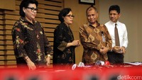 (Ki-ka) Wakil Ketua KPK Basaria Panjaitan, Menteri Keuangan Sri Mulyani, Ketua KPK Agus Rahardjo dan Wakil Ketua KPK Laode M.Syarief  memberikan keterangan pers, di Gedung KPK, Jakarta, Selasa (22/11/2016).