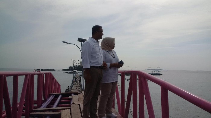 Kemesraan Anies Baswedan dan Istri di Jembatan Cinta Pulau Tidung