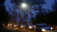 Rombongan DRE 2 melewati jalan bergelombang dan berdebu di Kota Malang.