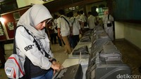 Risers melihat-lihat mesin ketik jadul koleksi Museum Brawijaya.