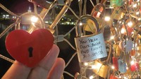 Gembok cinta dilihat dari dekat. Banyak wisatawan ikut memasang Gembok Cinta (Fitraya/detikTravel)