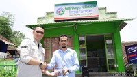 Gamal Albinsaid (kanan) menerima miniatur mobil Datsun.