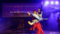 Aksi teatrikal juga membuat risers berdecak kagum.