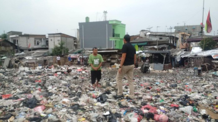 Tinjau TPS Tempat Warga Ternak Domba, Sandiaga Janjikan Penataan
