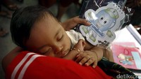 Seorang anak tertidur pulas saat bundanya mengikuti penyuluhan.