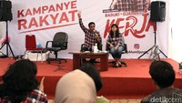 Djarot dan istri kompak mengenakan kemeja kotak-kotak dan langsung disambut oleh warga dan pendukung yang telah menunggu.