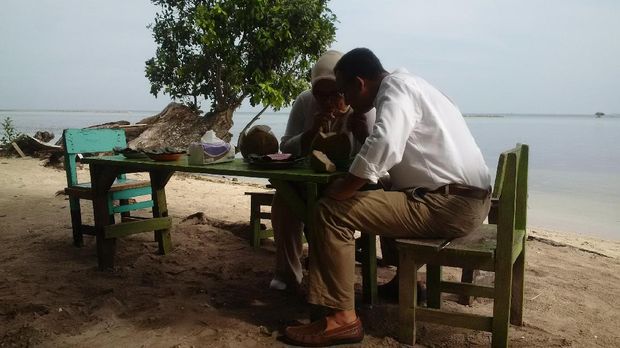 Kemesraan Anies dan istri di Jembatan Cinta Pulau Tidung