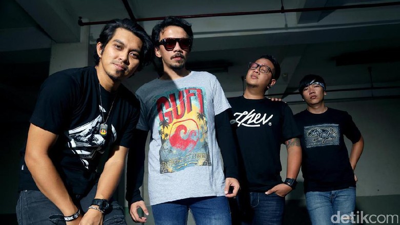 Lowp Perdalam Agama, Rocket Rockers Biarkan Posisi Gitaris Kosong Lowp Perdalam Agama, Rocket Rockers Biarkan Posisi Gitaris Kosong
