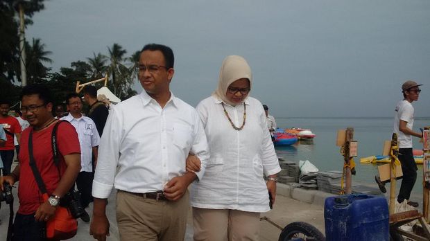 Kemesraan Anies dan istri di Jembatan Cinta Pulau Tidung