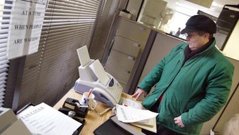 Mesin fax jelas selalu digunakan di banyak kantor. Tapi mungkin tidak dimanfaatkan sebanyak dulu karena pengiriman dokumen via digital semakin gampang. Foto: Getty Images