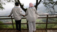 Mereka tak membuang kesempatan untuk berfoto bersama.