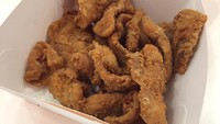 Burger makin enak dilahap dengan kulit ayam goreng tepung. Renyah garingnya bikin ketagihan!