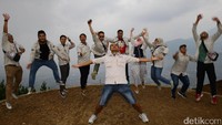Para risers kompak berfoto bersama.