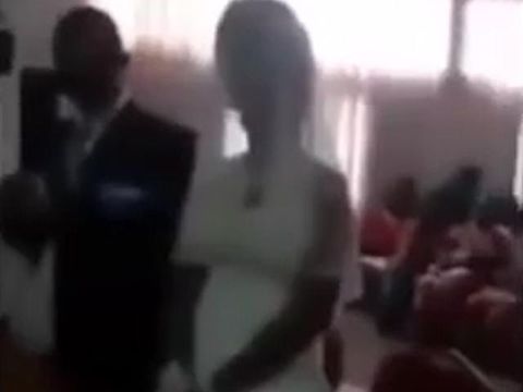Heboh, Selingkuhan Mempelai Pria Datang Bergaun Pengantin Kacaukan Pernikahan