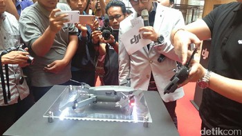Remotenya pun kecil dan mengandalkan smartphone sebagai layar tambahan yang berfungsi menampilkan live streaming dari kamera yang tertanam di drone.  Foto: detikINET/Yudhianto