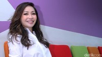 Chef Marinka tampil dengan kemeja putih, celana panjang dan heels hitam. Pool/Ismail/detikFoto.