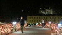 Lebih romantis lagi adalah keberadaan Jembatan Makartsteg. Jembatan ini sering dilewati wisatawan menuju Kota Tua Salzburg (Fitraya/detikTravel)