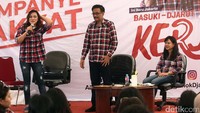 Djarot didampingi istrinya, Happy Farida saat menerima aduan di Rumah Lembang, Menteng, Jakarta Pusat, Selasa (22/11/2016).