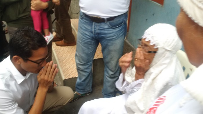 Di Pademangan Barat, Sandiaga Didoakan Sesepuh Warga Berusia 97 Tahun