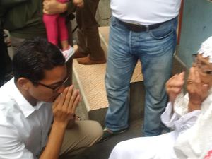 Di Pademangan Barat, Sandiaga Didoakan Sesepuh Warga Berusia 97 Tahun