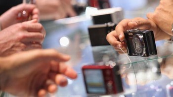 Kamera saku sudah tidak begitu diminati seiring canggihnya kamera smartphone. Foto: Getty Images