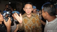 Usai diperiksa selama 8 jam,  Ahok keluar dari Gedung Utama Mabes Polri, Jalan Trunojoyo, Kebayoran Baru, Jakarta Selatan, Selasa (22/11/2016) sekitar pukul 17.57 WIB.