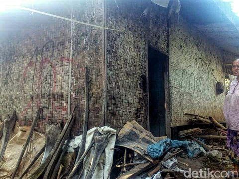 Senyum Ibu Penjual Gorengan Lihat Gubuknya Disulap Jadi Rumah Layak Huni