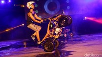 Beberapa bahkan beraksi di atas ATV.