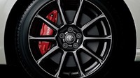 Pelek 17 inci dengan palang yang ramping menambah tampilan menarik mobil coupe sport ini.