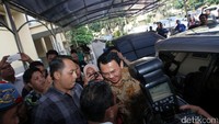 Ahok melempar senyuman kepada wartawan sebelum masuk ke gedung Bareskrim Polri.