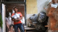 Agus di bengkel kerjanya di Jl Kumbang Raya, Cengkareng, Jakarta Barat. Ia mengawali usaha tersebut dengan modal Rp 20 juta dan sudah menghasilkan puluhan juta rupiah per bulan.