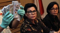 KPK juga menyita uang sebesar USD 148.500 atau sekitar Rp 1,9 miliar. Uang itu diduga sebagai pelicin berkaitan dengan berbagai permasalahan pajak dari PT EK Prima Ekspor Indonesia.