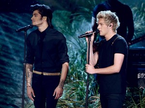 Awkward! Zayn Malik dan Niall Horan Bertemu di AMA 2016