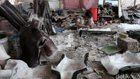 Seorang pekerja menyelesaikan pembuatan manekin.