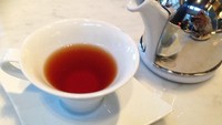 Aneka teh dari TWG bisa dinikmati saat high tea di Keraton Lounge. Salah satunya rasa Creme Caramel yang enak ini.