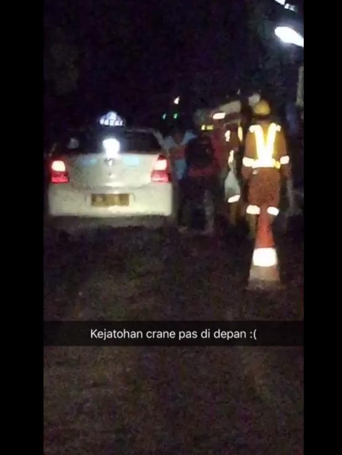 Ada Taksi Tertimpa Tiang Pancang Proyek LRT di Exit Tol Jatibening