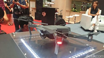 Drone ini diklaim mampu terbang hingga 7,5 km, dengan kecepatan maksimal bisa mencapai 65 km/jam. Sementara itu ketahanan baterainya berada di angka 27 menit. Foto: detikINET/Yudhianto