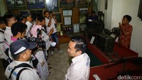 Risers mendapat penjelasan soal koleksi Museum Brawijaya.