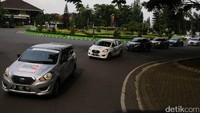 Iring-iringan Datsun Risers Expedition 2 menjelajahi kota Malang dan kota Batu.