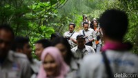 Untuk bisa sampai ke Omah Kayu, para risers harus menempuh jalan setapak.
