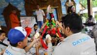 Risers belajar membuat Topeng Malangan.
