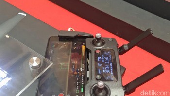 Mavic Pro ringan, kompak , bisa dilipat, jangkauan terbang hingga 7,5 km flight time 27 menit. Kecepatannya mencapai 65 km/jam, bisa untuk balap drone, kata William Yuandi, pemilik DJI Experience Store Foto: detikINET/Yudhianto