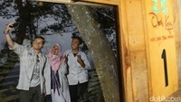 Para risers langsung mengabadikan momen dengan selfie bersama saat tiba di Omah Kayu.