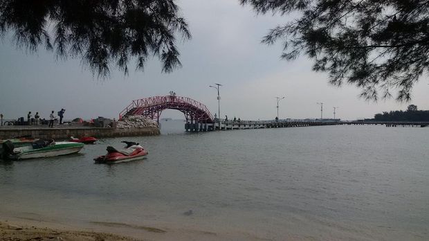 Kemesraan Anies dan istri di Jembatan Cinta Pulau Tidung