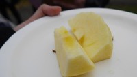 Potongan apel yang bisa langsung dimakan. Segar! (Kurnia/detikTravel)