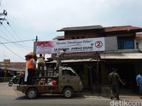 Satpol PP Copot Alat Peraga Kampanye yang Salahi Aturan di Cikarang Timur