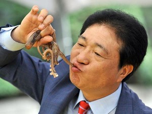 Menurut Organisasi PETA, Makan Gurita dan Lobster Hidup-hidup Merupakan Tindakan Kejam
