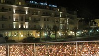 Permainan tata lampu terutama yang menyorot dari bawah, membuat bangunan-bangunan tua ini tampak romantis misalnya saja Hotel Sacher Salzburg yang antik (Fitraya/detikTravel)