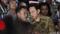 Ahok saat berbicara dengan Ketua Pemenangan Ahok-Djarot, Prasetio Edi.